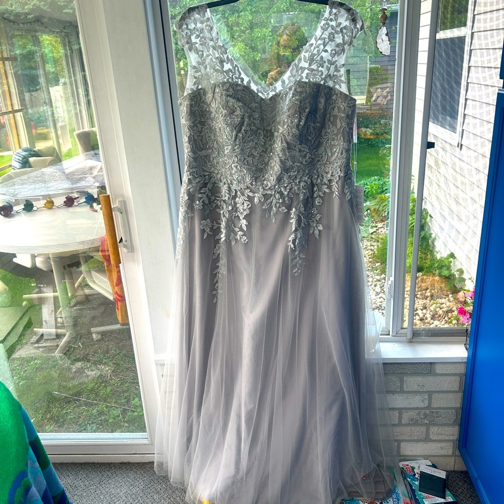 A-line V-Neck Floor-Length Tulle Lace Evening Dress With Sequins size 22.